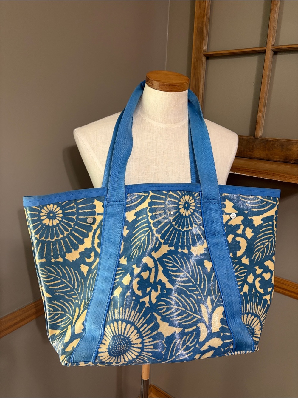 Lululemon blue and cream Surf N Turf Beach Bag tote